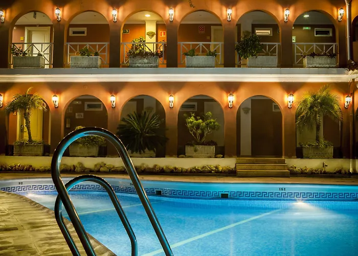 Mejores hoteles económicos en Nerja, comparados por Trivago
